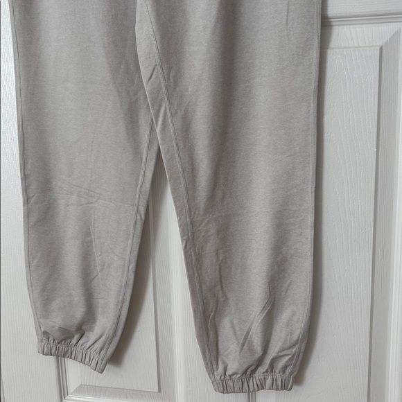 Vuori Boyfriend Sweatpants in Salt Heather - Picture 8 of 8